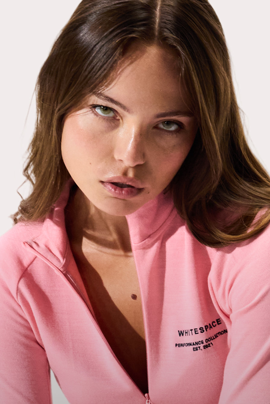Model wearing the WHITESPACE Mockneck in the color pink icing.